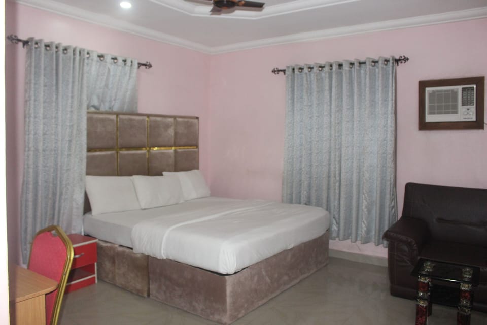 Executive Suite | 1 bedroom, desk