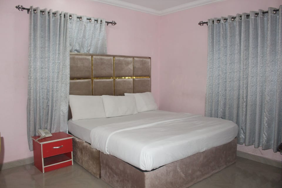 Executive Suite | 1 bedroom, desk