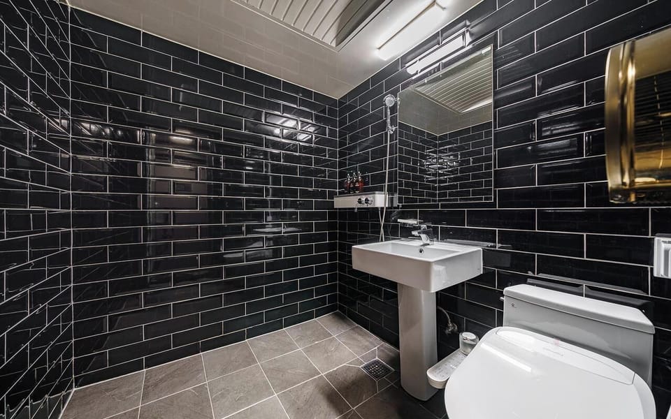 Deluxe Double Room | Bathroom | Shower, hair dryer, soap, shampoo