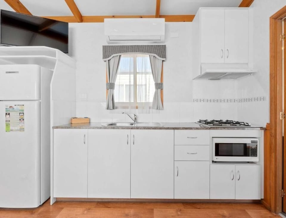 Standard 2 Bedroom Cabin | Private kitchen | Microwave, stovetop, toaster, cookware/dishes/utensils
