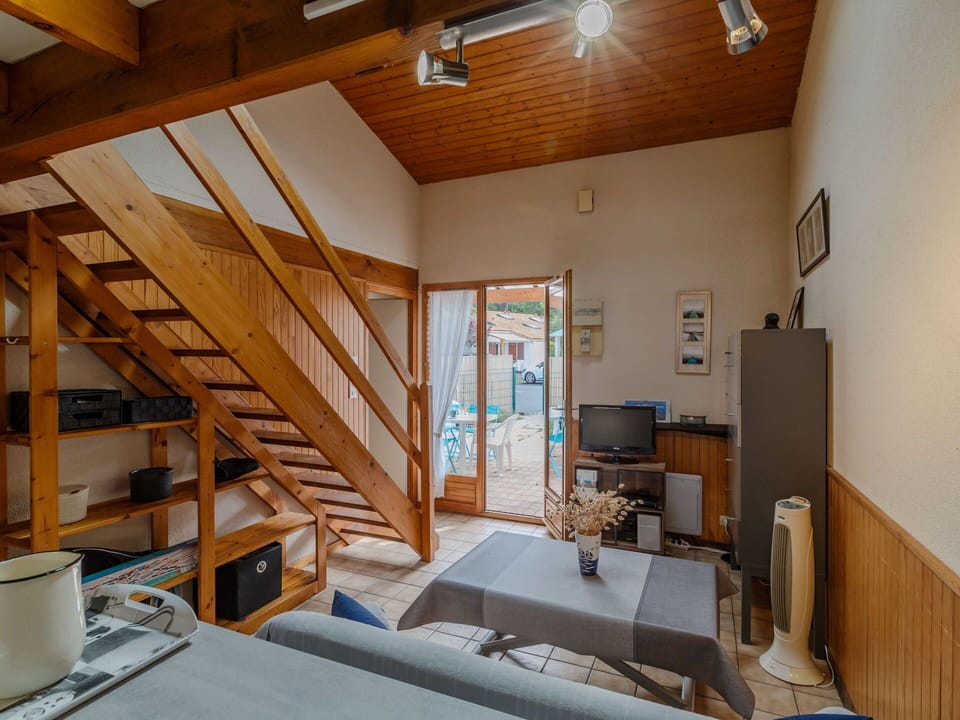 Property, Bathtub, Wood, Building, Lighting, Interior Design, Floor, Flooring, Tap, Hardwood