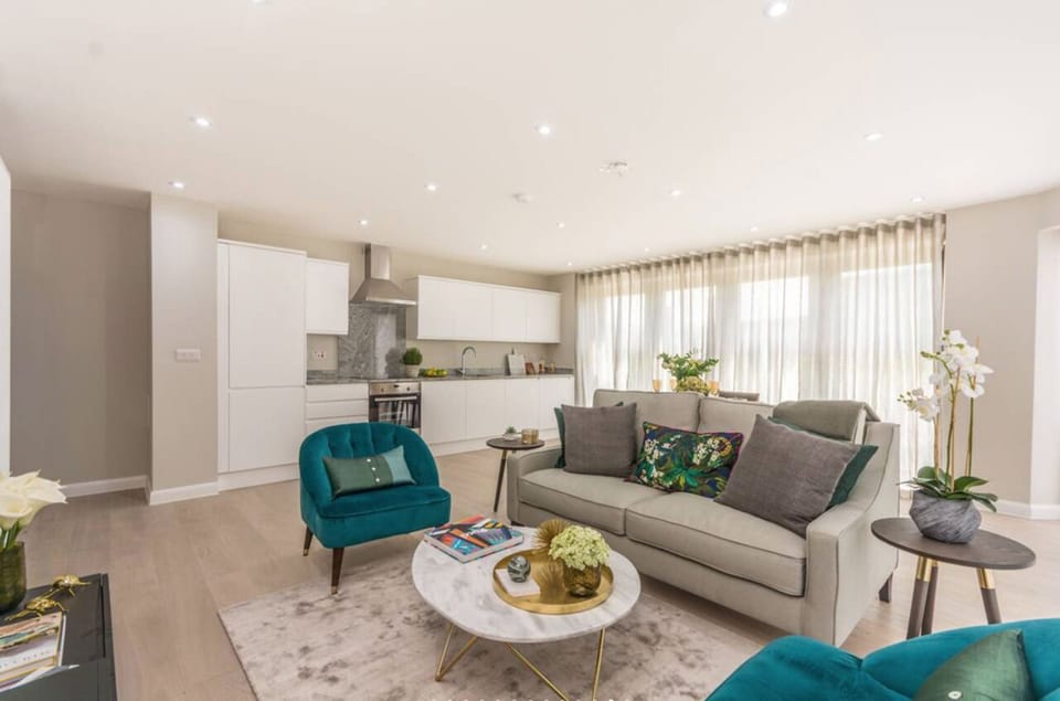 Spacious Living room area