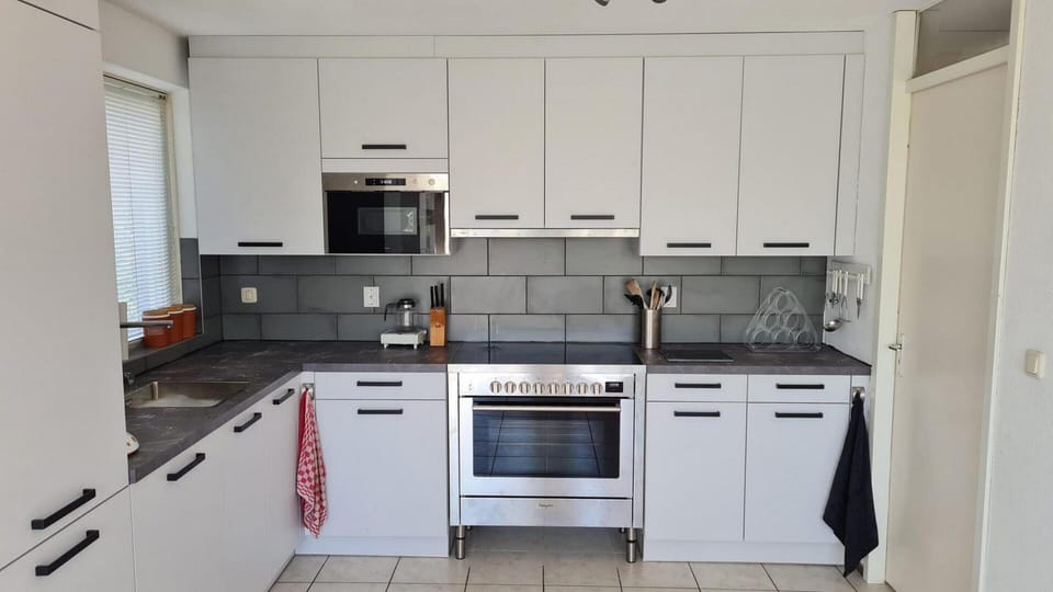 House | Private kitchen | Electric kettle, highchair