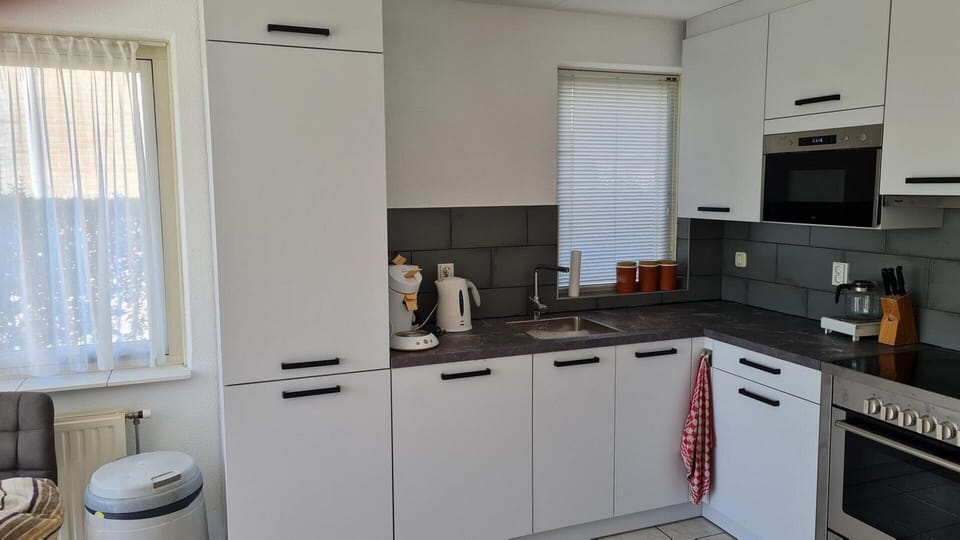 House | Private kitchen | Electric kettle, highchair