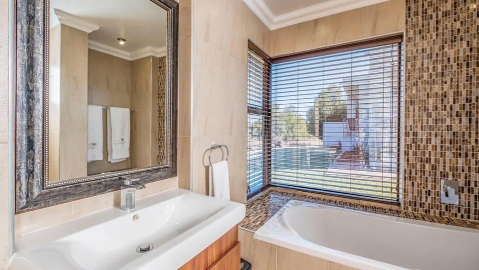 Luxury Double or Twin Room, Golf View | Bathroom | Towels