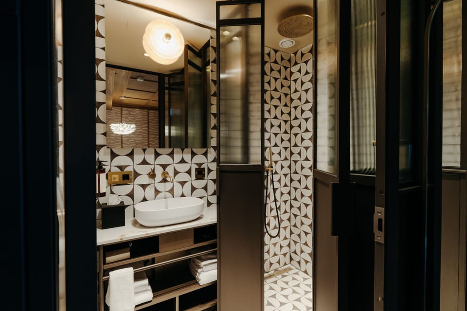 Shower, rainfall showerhead, free toiletries, hair dryer