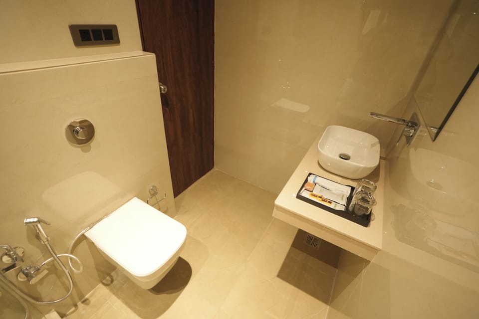 Deluxe Double Room | Bathroom | Free toiletries, towels, soap, shampoo