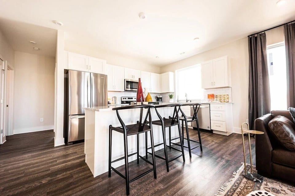 Full kitchen with breakfast bar