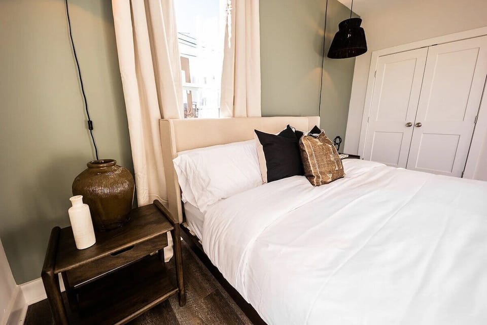 Fourth bedroom with king bed and ensuite bathroom