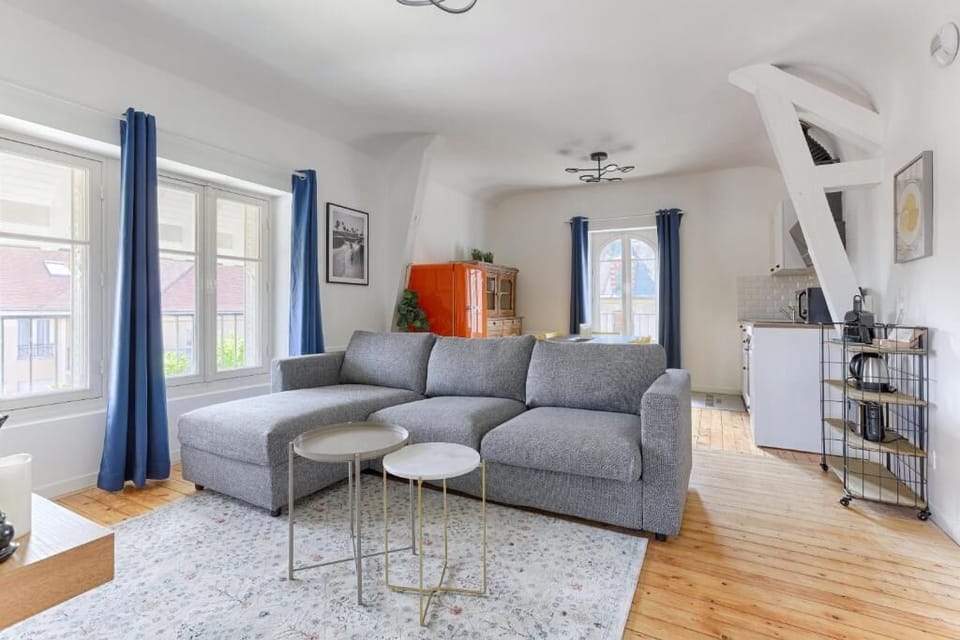 Apartment, City View | Living area | 100-cm flat-screen TV with satellite channels