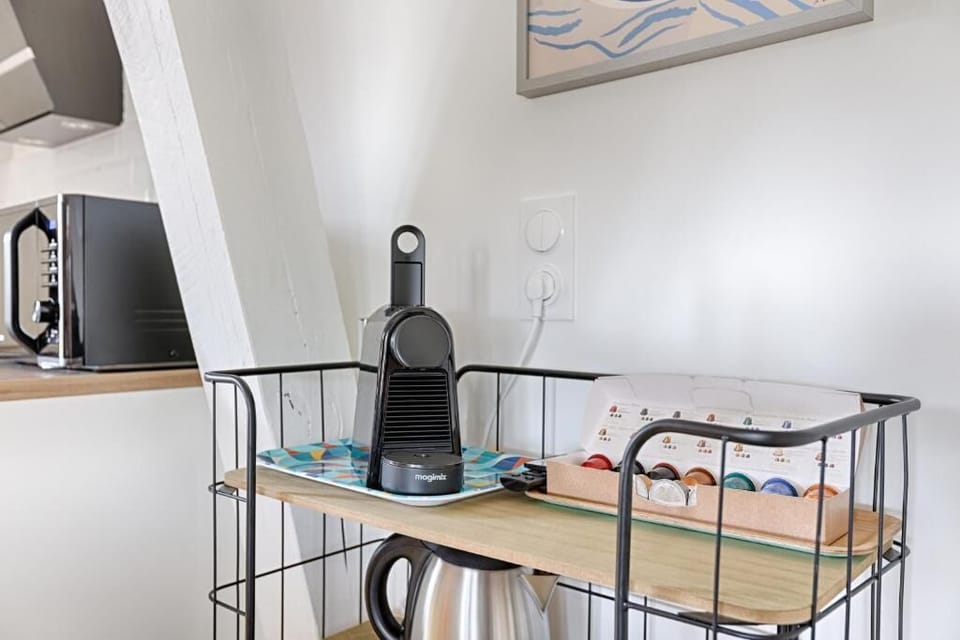 Apartment, City View | Living area | 100-cm flat-screen TV with satellite channels