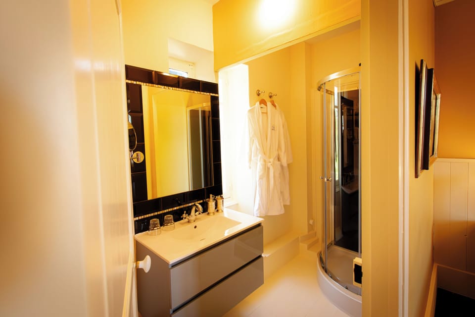 Comfort Double Room, Garden View | Bathroom | Shower, rainfall showerhead, free toiletries, hair dryer