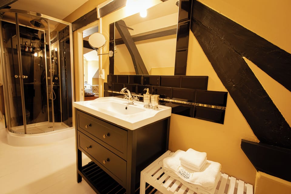 Comfort Double Room, Garden View | Bathroom | Shower, rainfall showerhead, free toiletries, hair dryer