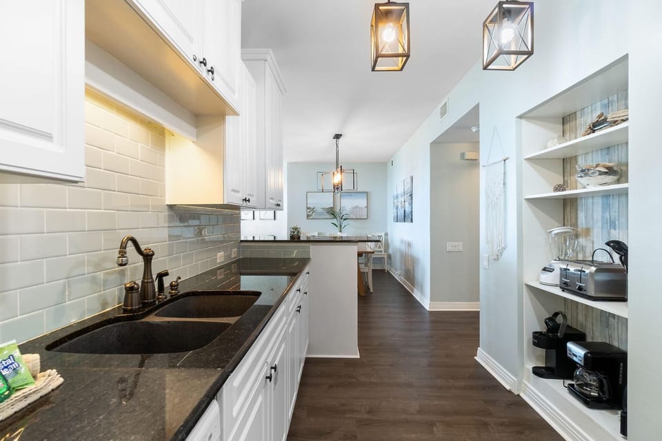 Condo, Multiple Beds (Beach Colony Tower 1C) | Private kitchen | Oven, toaster, paper towels