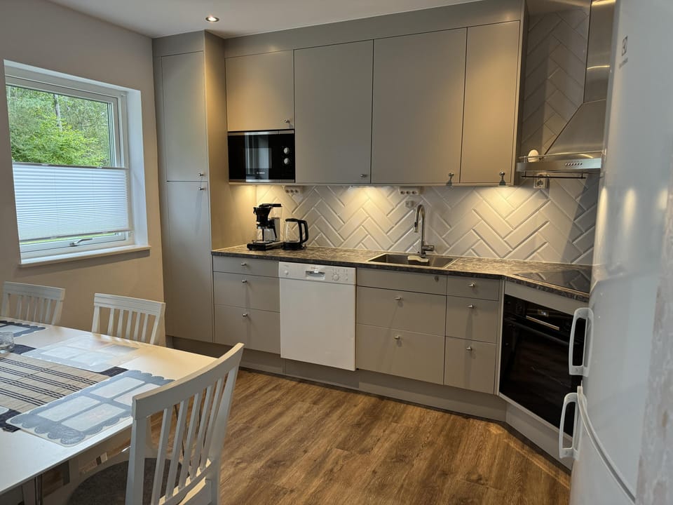 House | Private kitchen | Fridge, microwave, oven, stovetop