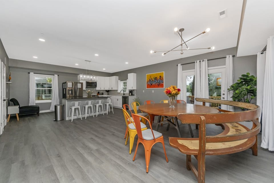 332 Kitchen and dining area