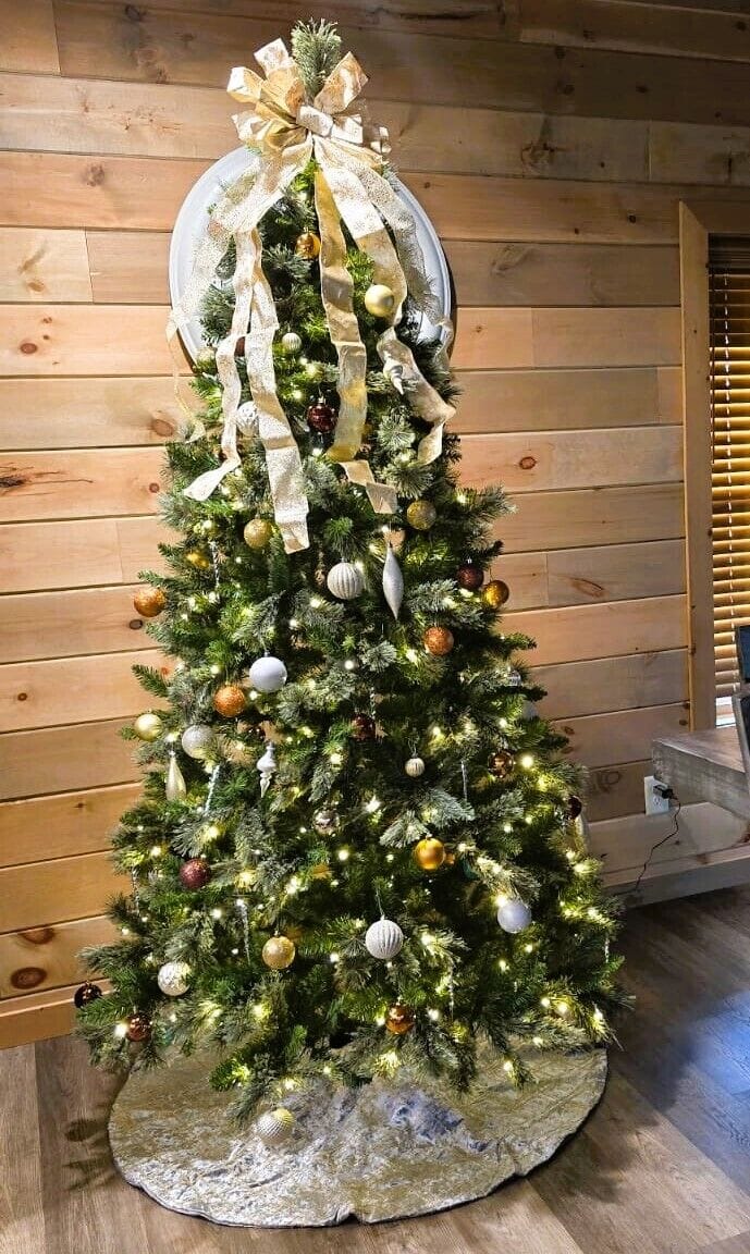The Christmas tree at Peakside Escape Cabin will be up and fully decorated from November 15, 2026 through January 11, 2027. Enjoy a festive touch during your stay!
