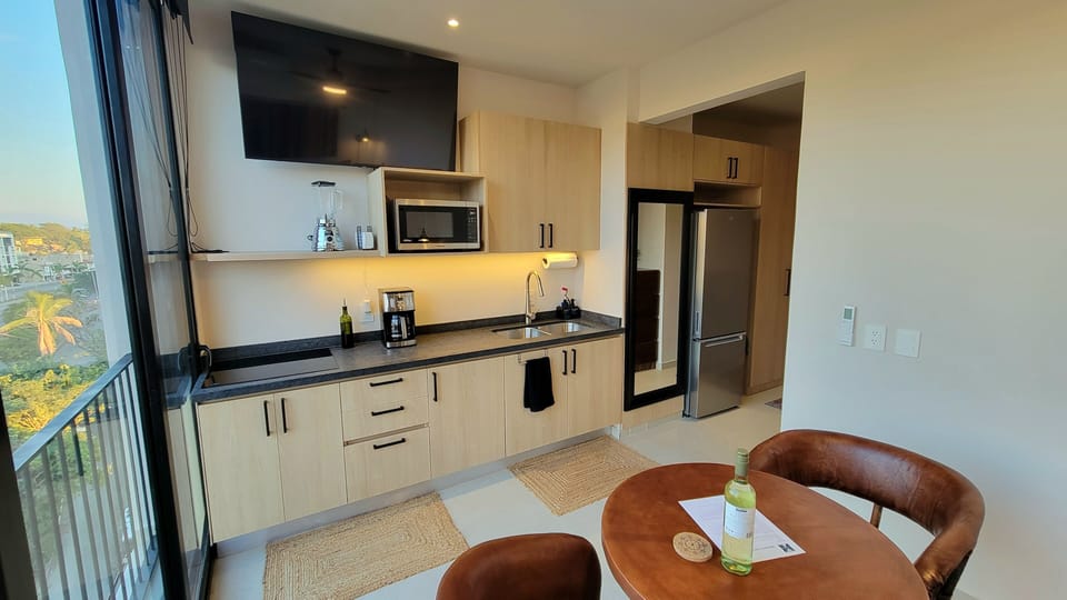 Full kitchen with 55' Smart TV and Wifi.