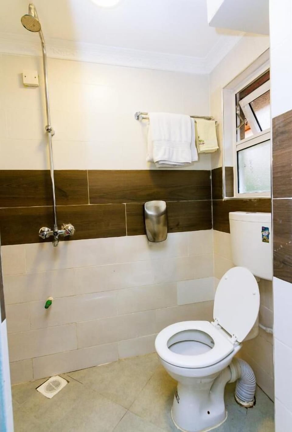 Superior Double Room | Bathroom | Shower, slippers, towels, soap