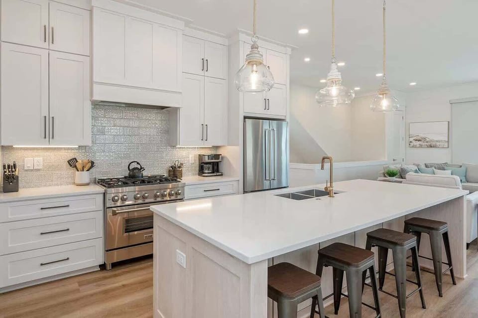 Full Kitchen with Bar
