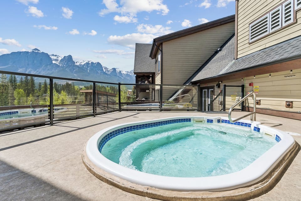 Indoor spa tub