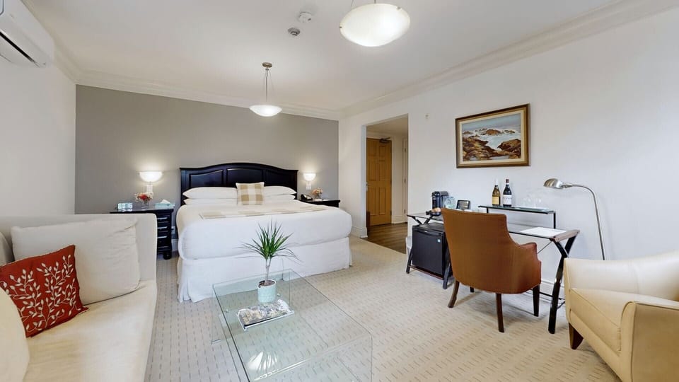Classic Room, 1 King Bed, Non Smoking | In-room safe, iron/ironing board, free WiFi, bed sheets
