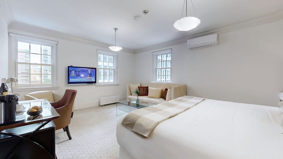 Classic Room, 1 King Bed, Non Smoking | In-room safe, iron/ironing board, free WiFi, bed sheets