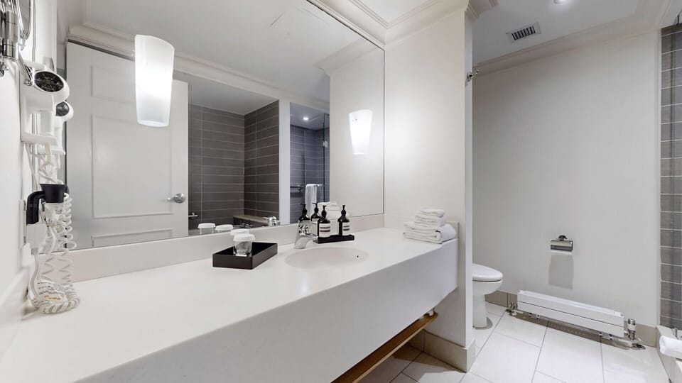 Classic Room, 1 King Bed, Non Smoking | Bathroom | Shower, towels