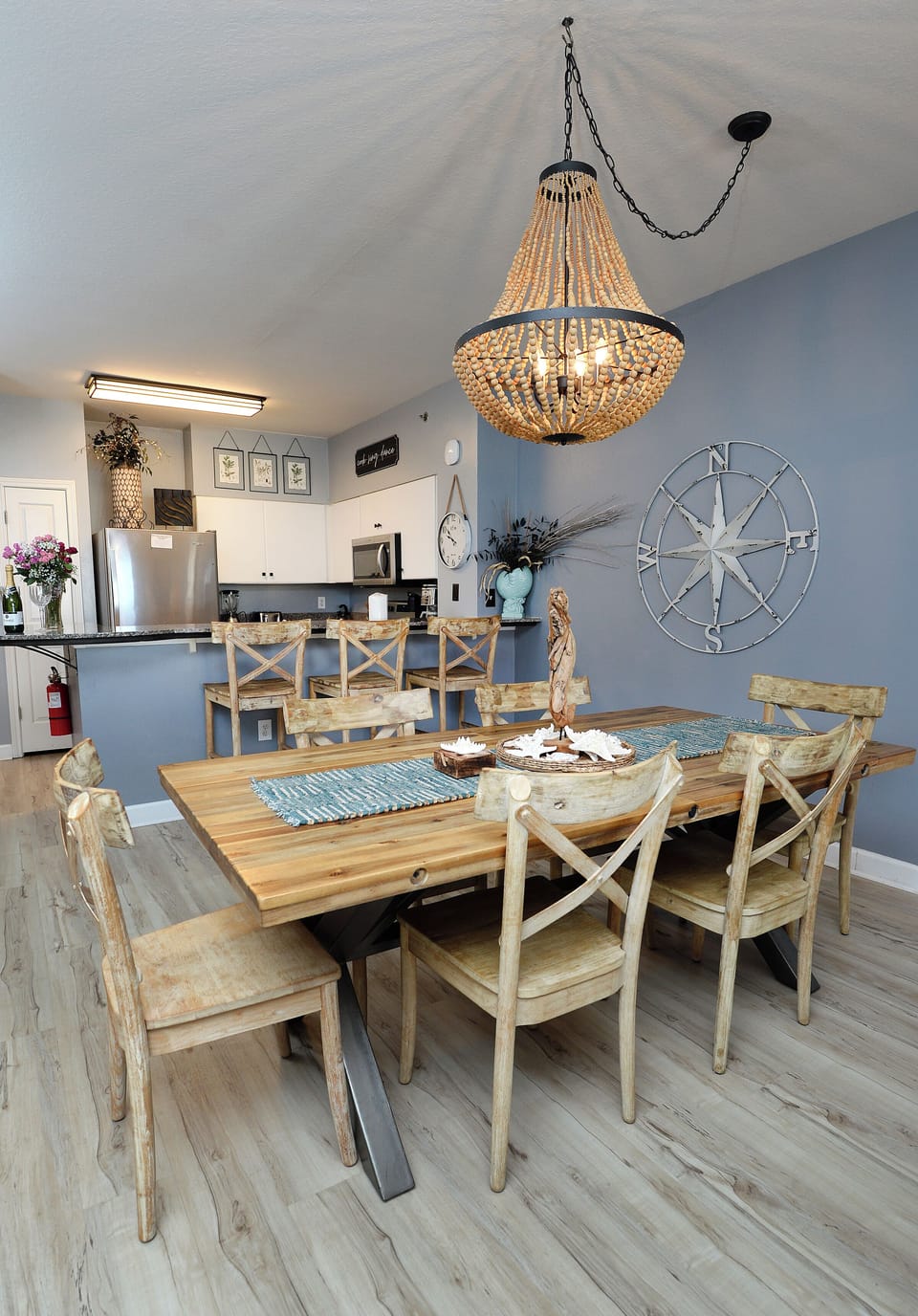 Dining Table for 6
Breakfast Bar seating for 3
Full Kitchen