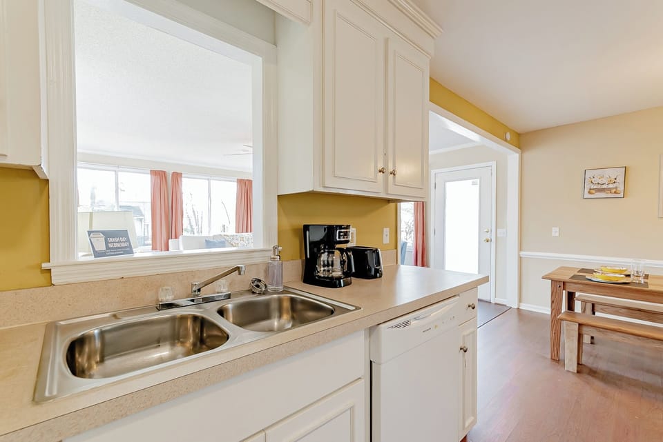 House, 4 Bedroom, 2 Bathrooms | Private kitchen