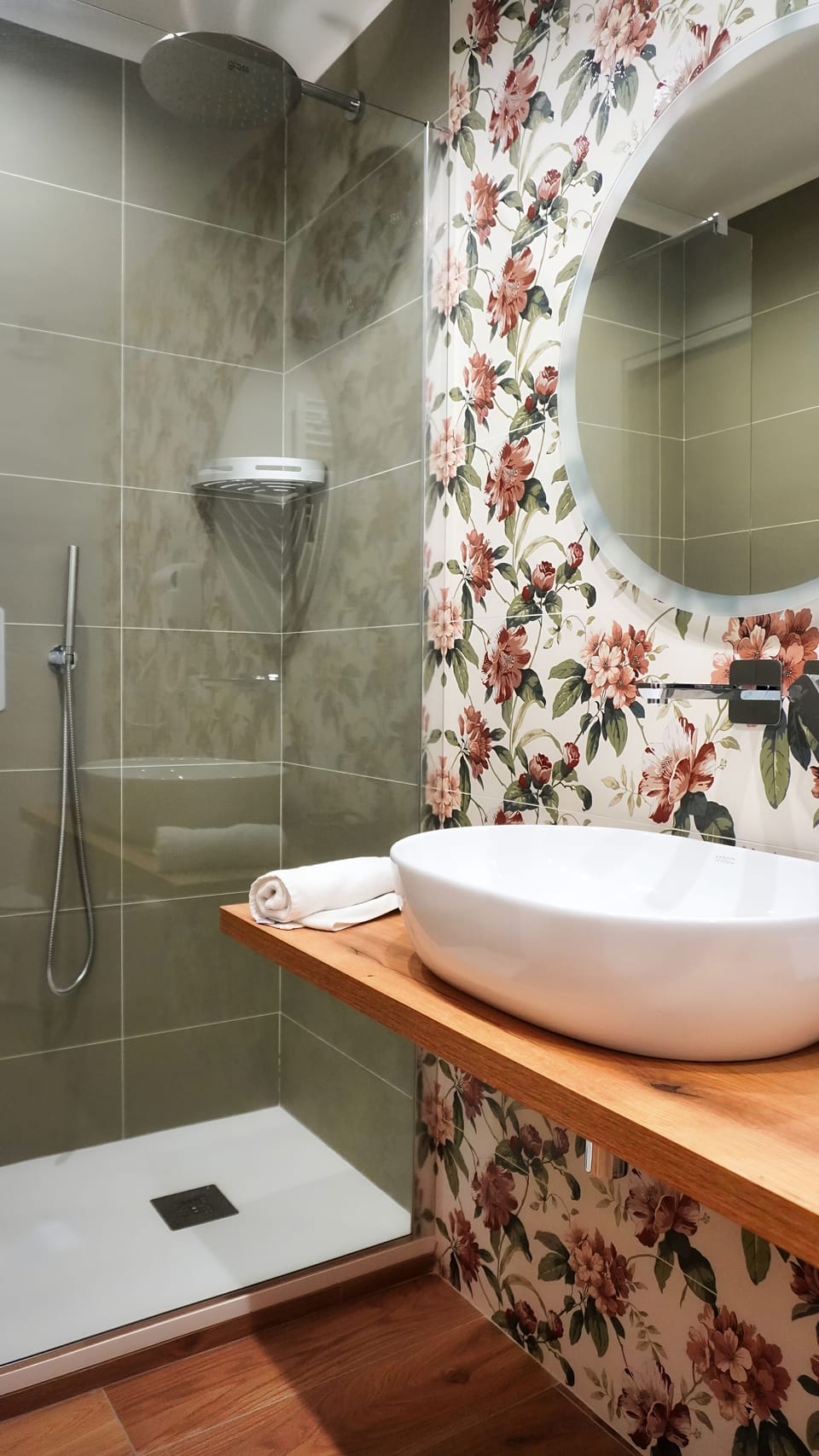 Classic Double Room, 1 Double Bed (Ciambra) | Bathroom | Shower, rainfall showerhead, free toiletries, hair dryer