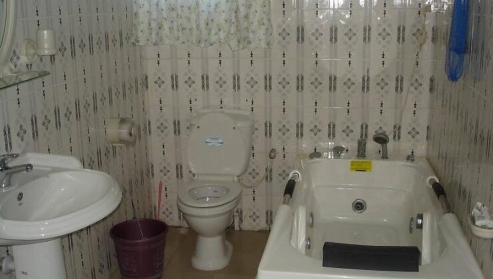 Classic Room, Balcony, City View | Bathroom | Free toiletries, towels, soap, shampoo