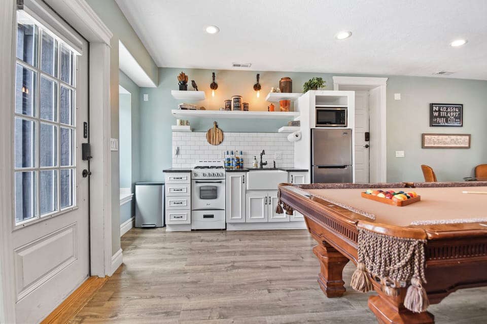 Family House, 5 Bedrooms, Kitchen, Mountain View | Private kitchen | Highchair