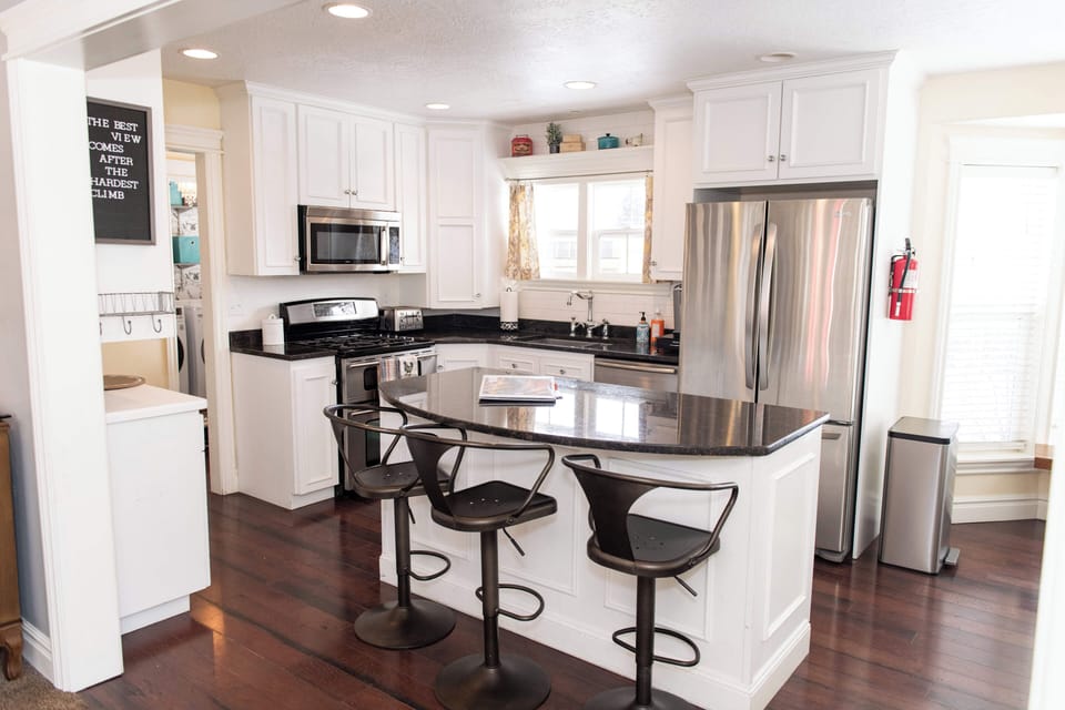 Family House, 5 Bedrooms, Kitchen, Mountain View | Private kitchen | Highchair