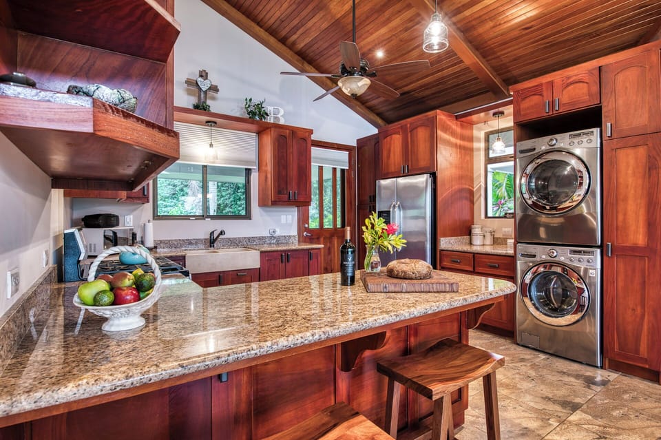 Beautiful fully stocked kitchen