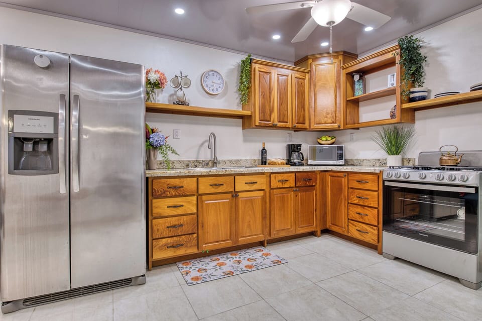 A fully outfitted kitchen!
