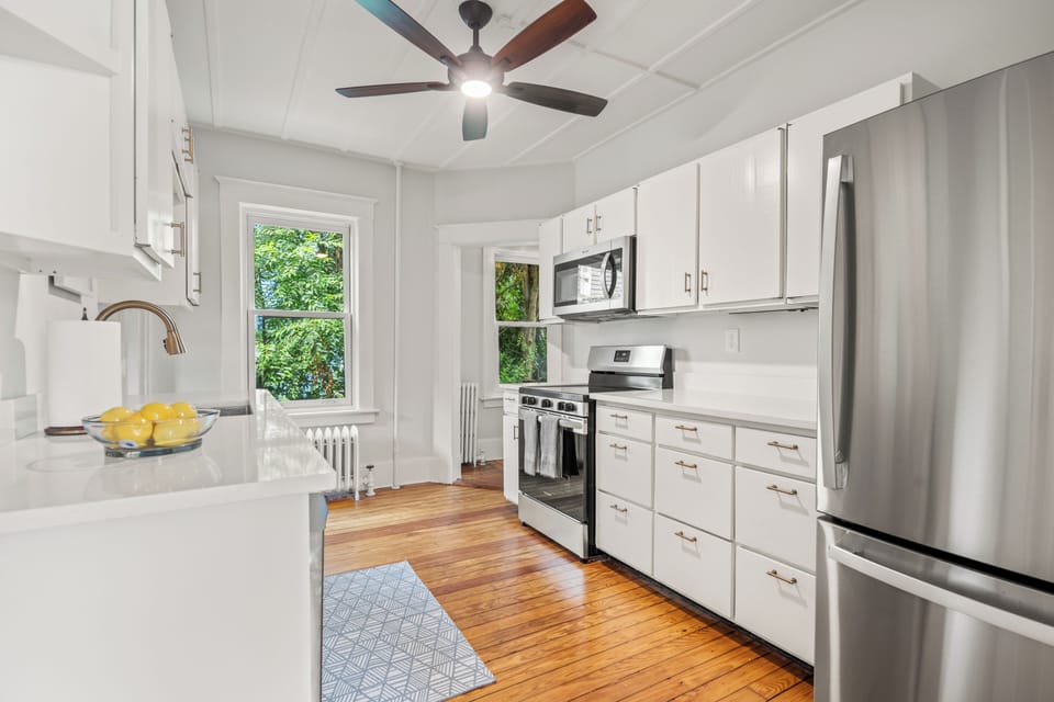 [Kitchen] Prepare meals together while the kitchen fills with conversation 