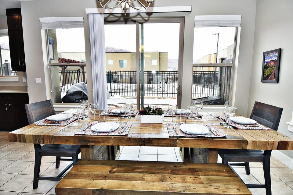 Family House, Mountain View | In-room dining