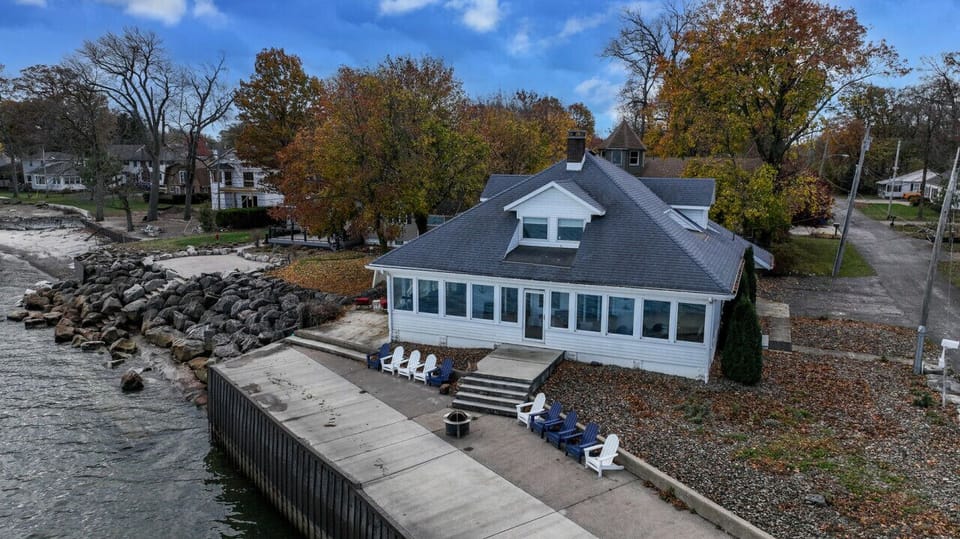 Stunning Lake Erie Location