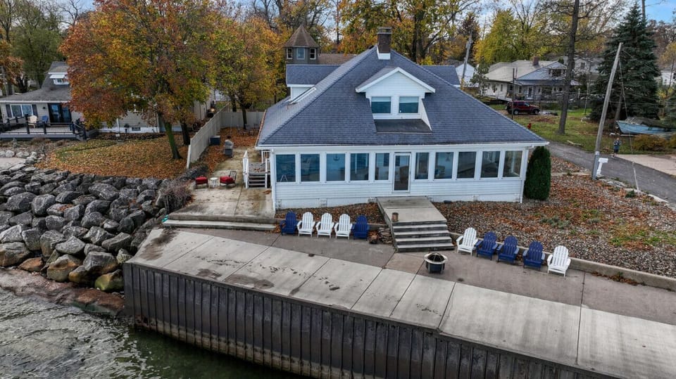 Stunning Lake Erie Location