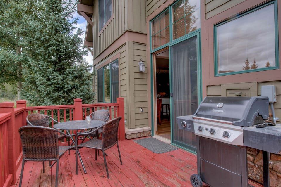 Outdoor patio with hot tub and gas BBQ