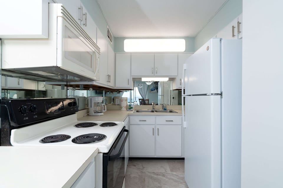 Condo, Multiple Beds, Balcony, Ocean View (Jellyfish Cove) | Private kitchen | Fridge, microwave, oven, stovetop