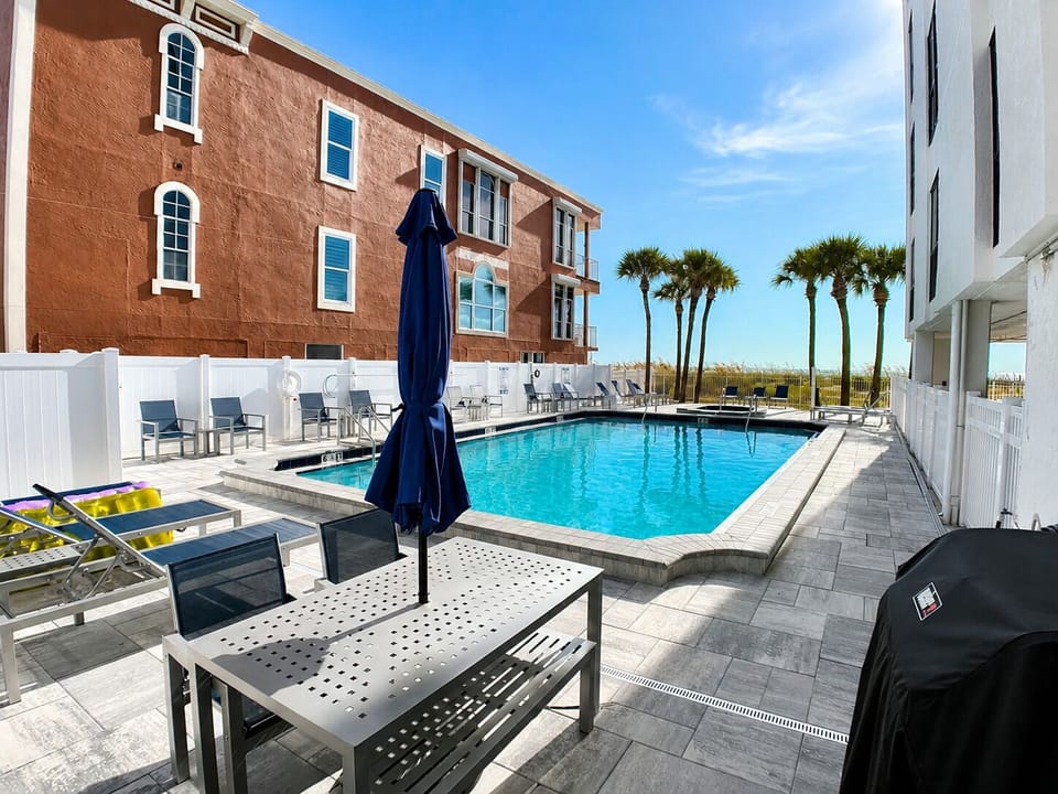 Beachside Heated pool & Hot Tub