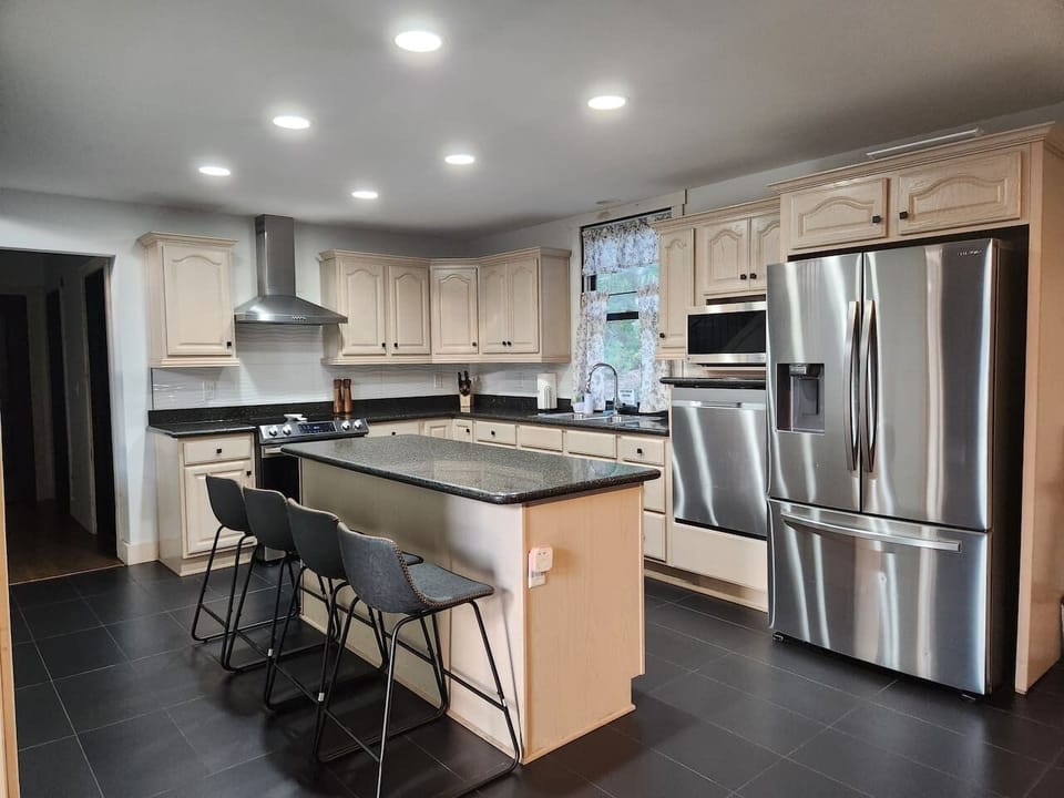 Full Kitchen with full amenities and kitchen ware for all your cooking needs!