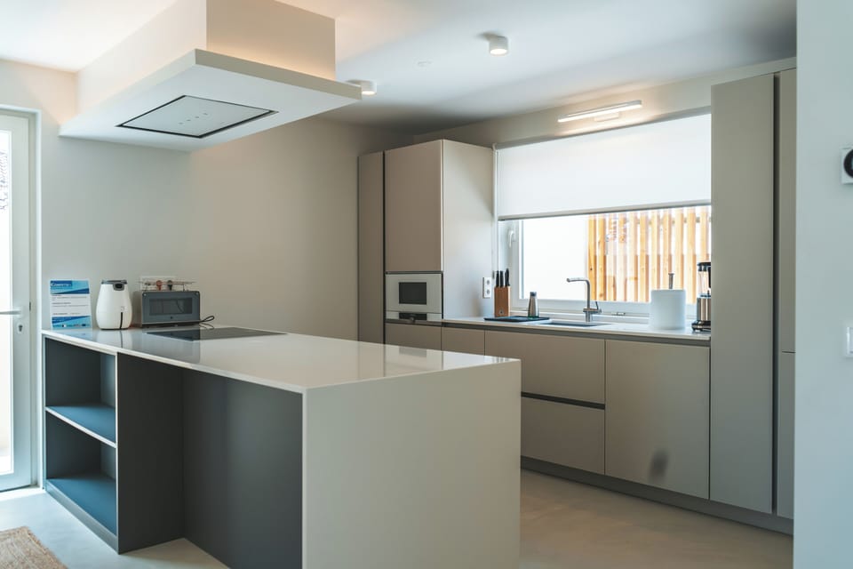 Full-size fridge, microwave, cookware/dishes/utensils