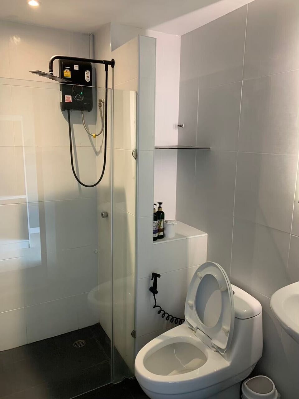 Basic Twin Room | Bathroom | Free toiletries, soap, shampoo, toilet paper