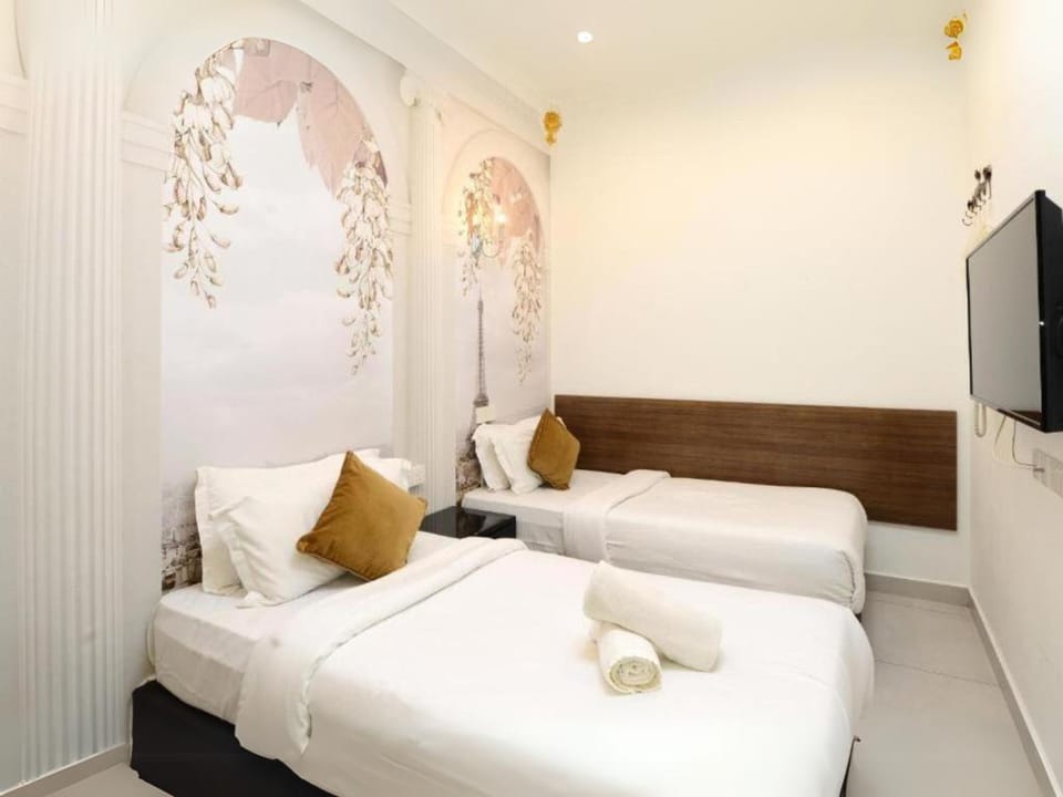 Twin Room | Desk, iron/ironing board (on request), WiFi (free)