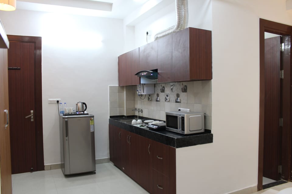 Executive Studio | Private kitchen | Fridge, microwave, oven, stovetop