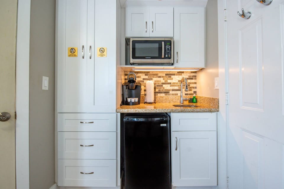Grab a coffee or light snack from the kitchenette before heading out to explore the vibrant sights and sounds of Key West.