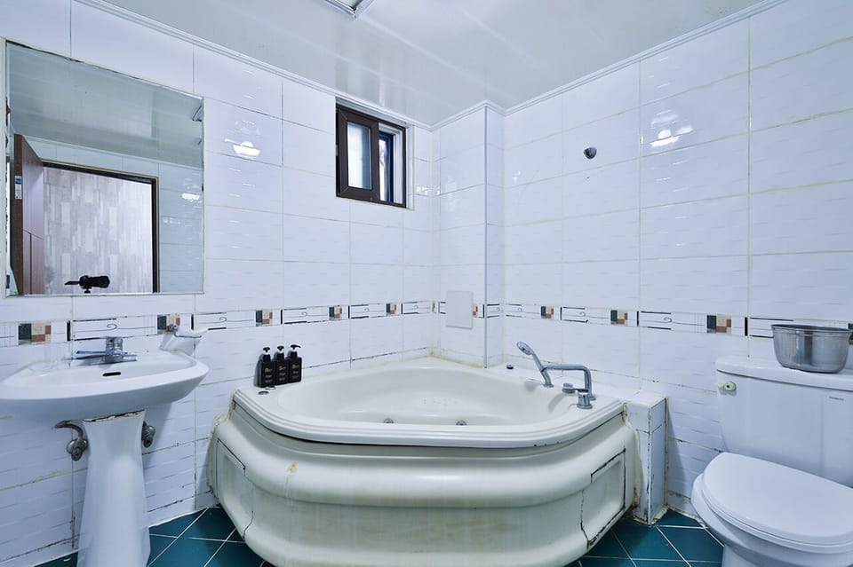 Basic Quadruple Room, Private Bathroom (Parking available) | Bathroom | Hair dryer, towels, soap, shampoo